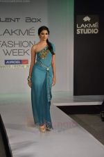 Model walks the ramp for Smriti Gupta Show at Lakme Fashion Week 2011 Day 5 in Grand Hyatt, Mumbai on 21st Aug 2011 (4).JPG